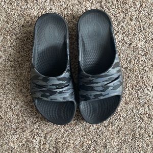 OOFOS Unisex OOahh Lightweight Slide Sandal in Camo Size M 7 / W 9 EU 40